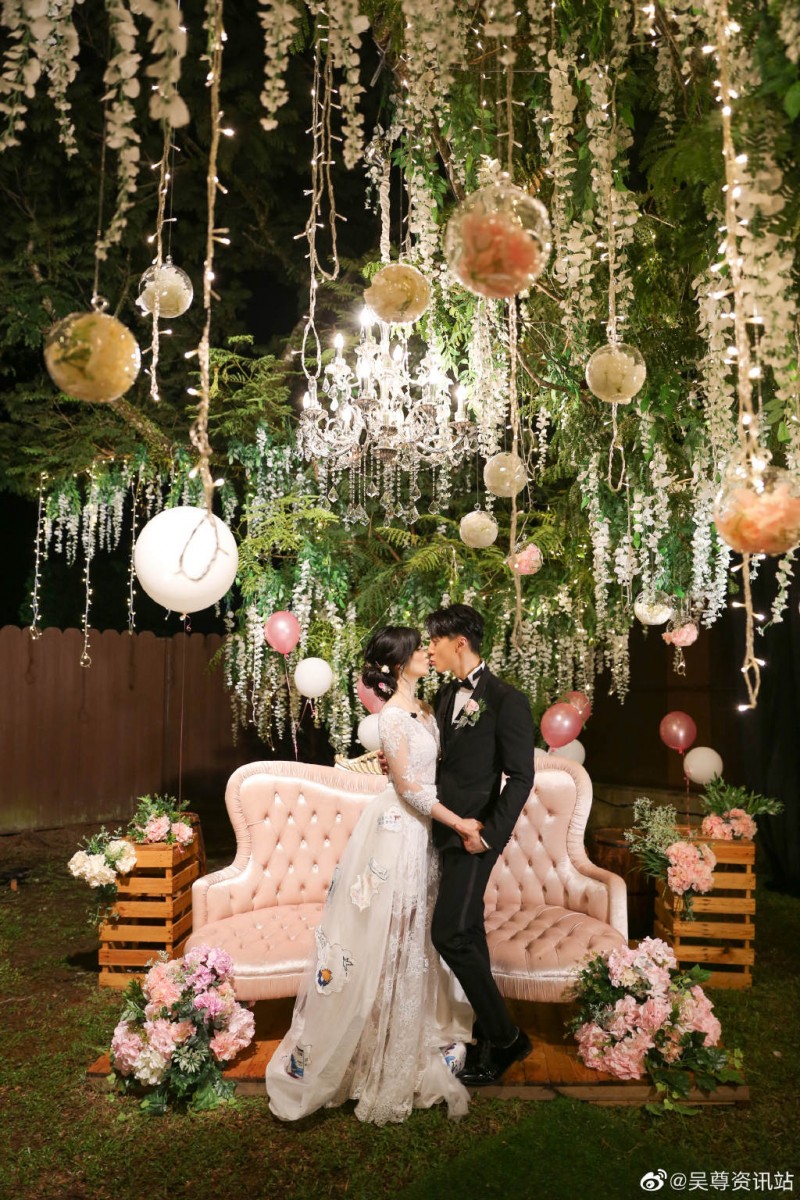 「跟她在一起24年了；你陪我度过的20几年，真的不容易。那种非一般的压力只有你和我懂，我觉得我的人生一直在奔跑、一直在追自己的梦想。我非常感谢你一直陪我一起、从来没有抱怨；不管我做什么你就是会想办法去支持我…我觉得你让我不会犹豫，你可以让我爱你一千年一万年…这是真的。我很贪心，希望下一辈子你还愿意嫁给我。」