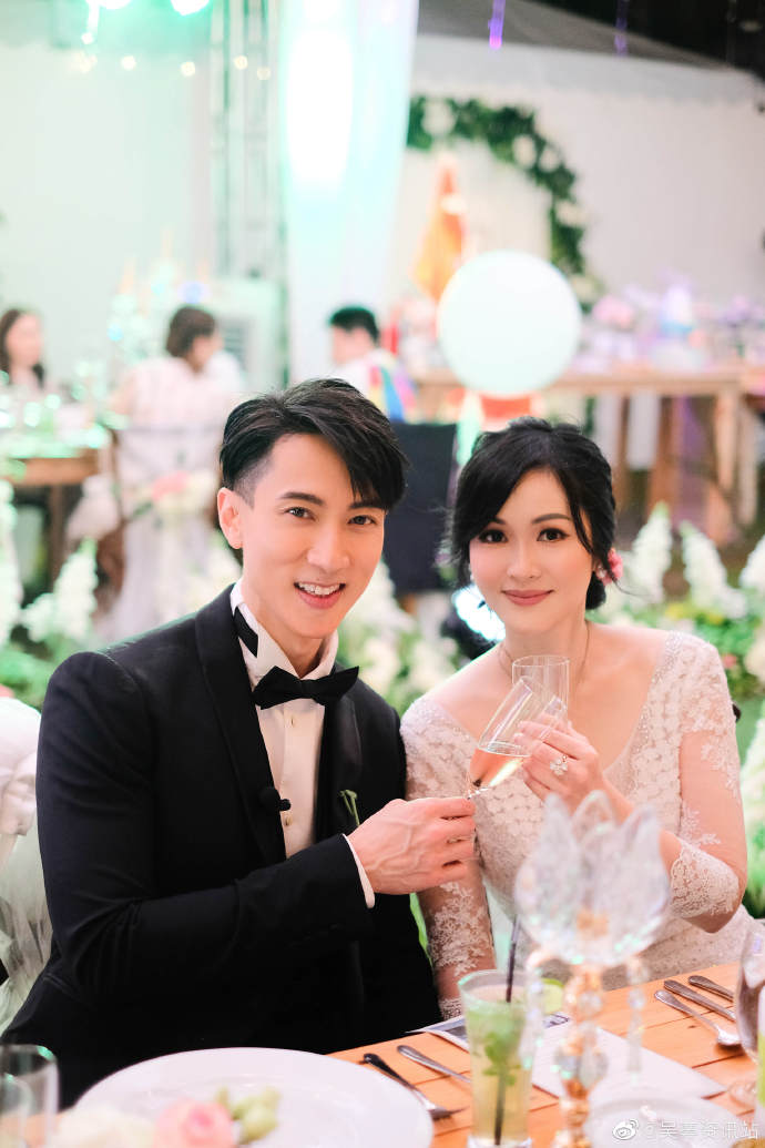 ✨时光往复,爱你如初 婚礼上吴尊深情表白一生挚爱,感恩对方义无反顾地在我的追梦路上始终与我同行): 「跟他在一起24年了,陪我度过的20几年真的不容易。那种非一般的压力只有你和我懂,我觉得我的人生一直在奔跑、一直在追自己的梦想。我非常感谢你一直陪我一起、从来没有抱怨;不管我做什么你就是会想办法去支持我…我觉得你让我不会犹豫,你可以让我爱你一千年一万年…这是真的。我很贪心,希望下一辈子你还愿意嫁给我。」