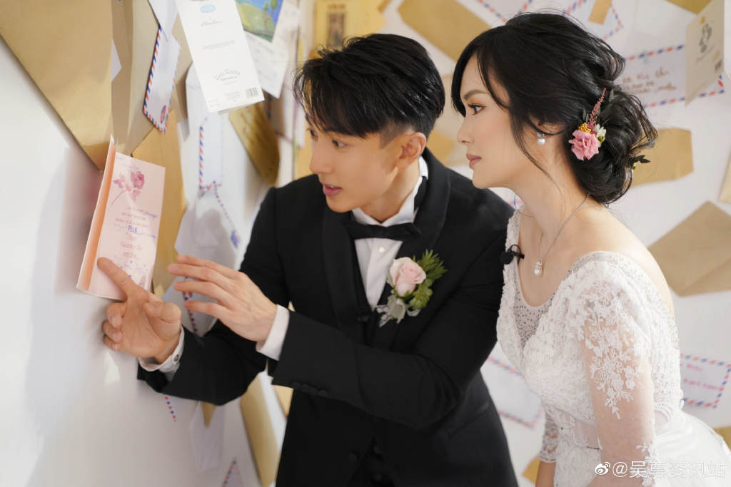 节目中吴尊为妻子打造的「时光博物馆」还曝光了俩人的出生证明；始知俩人同年在同一产房出生，而出生时间仅差了几个小时，像极了童话故事中王子与公主、电视剧中男女主人公「命中注定爱上你」的奇妙缘分啊！❤️