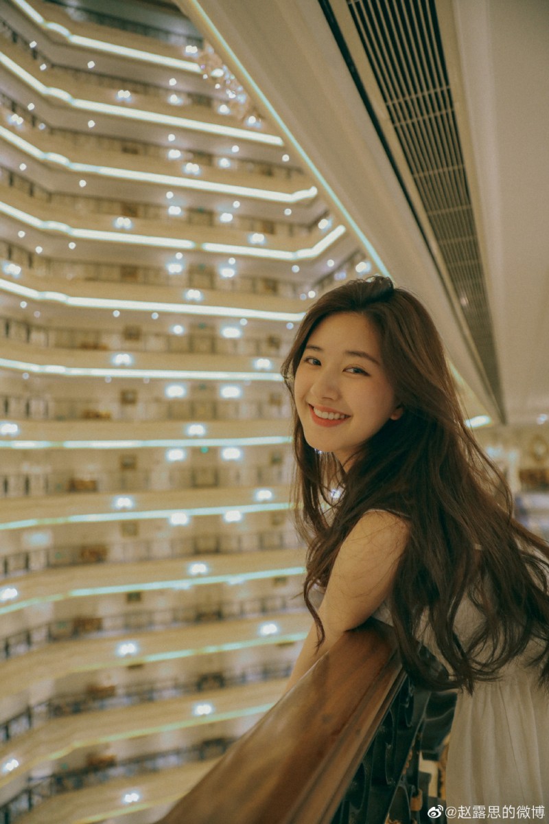 家里没有发卷和卷发棒,但很想试试看自己弄个韩式唯美卷发怎么办?? 今天来给中长发和长发女生们分享3招懒人卷发教程,只需用你的「吹风筒+手指头」就能打造好看弧度的蓬蓬刘海、「发绳+吹风筒」即可GET温柔优雅波浪卷发,超简单步骤保证手残党也能一学就上手哟 ❤️