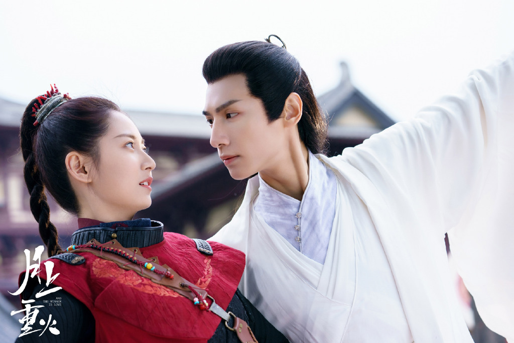 《月上重火》| 领衔主演:罗云熙、陈钰琪 《月上重火》改编自同名小说,故事讲述重火宫少宫主「重雪芝」初入江湖邂逅了月上谷谷主「上官透」,后重雪芝茵镇宫之宝被盗被逐出宫并遭遇刺杀,一路上有上官透的照拂和保护才得以躲过重重困难,俩人也渐生情愫。
