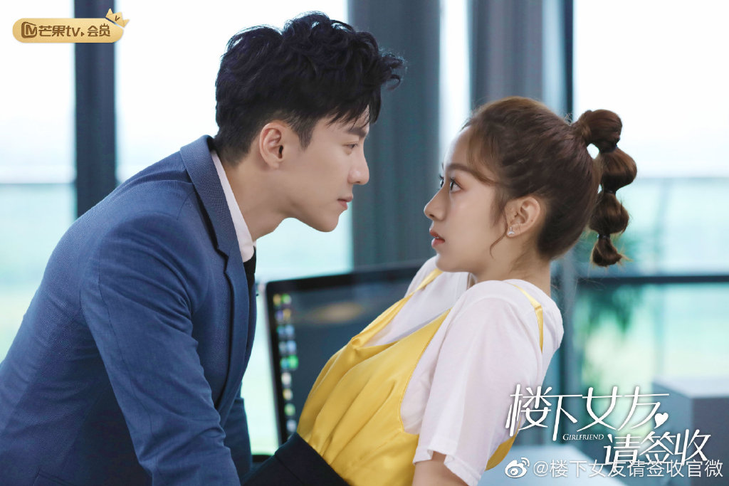 王冠逸和徐好领衔主演的《楼下女友请签收》分别在剧中饰演霸道总裁「叶非墨」和龙套女演员「温小暖」。为了继续经营维持老家传承的黄梅戏剧团,温小暖接下了高价雇佣的活扮演叶非墨女友,俩人在相处的过程中感受到彼此的优点、携手共度重重生活和工作上的难关,最终「假戏真做」相爱。剧中男主角妈妈的人物设定有别于以往偶像剧的套路,不仅没有针对女主角,反而各种神助攻推进剧情,堪称「本世纪最佳婆婆典范」?