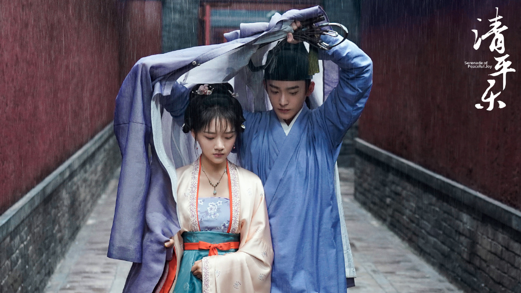 由王凯、江疏影、任敏等领衔主演的《清平乐》无论是整体的剧情结构、精细的服化道、鲜活的人物角色都大获好评!故事以北宋时期为背景,皇帝「仁宗」赵祯生在帝王家,注定牺牲「任性」的可能、舍弃普通人的情感和喜乐。他无可奈何地一步步将妻子、妃子、女儿置于无法逾越的孤城,陷于治国理念和骨肉亲情之间的挣扎、理智与情感之间的取舍。值得一提的是,剧中年轻新晋演员们的表现也特别优秀,绝对未来可期!