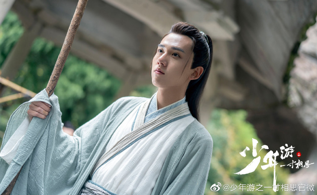 左卿辞为救对方卷入了江湖争斗,其所属的侯府同时建造到了奸臣陷害,是他被迫卷入家国之乱。后他与苏云落并肩历险,扛起家过重担、一步步扳倒朝堂奸臣,还以江湖正气与和平。
