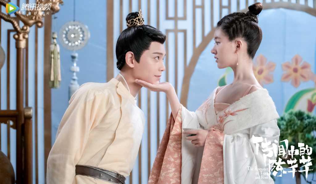 除了丁禹兮在《陈芊芊》中扮演的韩烁,去年至今也有不少影视剧男主角都承包了「恋爱脑」属性,一起来看看其余8位网评最经典的「谈恋爱后反差萌」角色都有谁吧:
