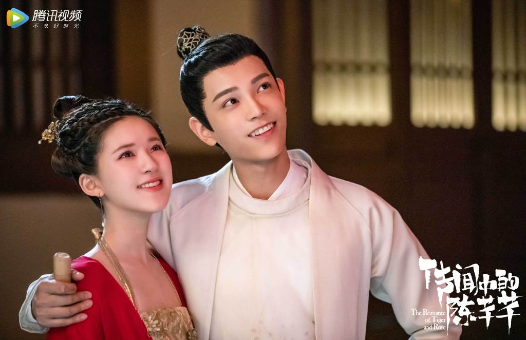 《传闻中的陈芊芊》 这部C编私心大推!女主「卡进」自己写的剧本里题材特别新颖;剧情节奏快狠准第一集就有吻戏、男主短短几集就爱上女主角开启沙雕甜宠模式~保证你一口气看十集以上完全停不下来 ?