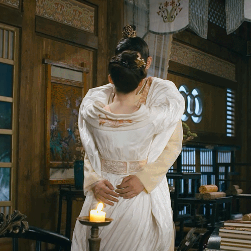 说到近期必追剧,《传闻中的陈芊芊》绝对是一匹超强黑马,上线仅17天就登上播放量TOP 5!故事讲述母胎SOLO编剧陈小千不小心卡进自己写的剧本里,穿越成活不过三集、被腹黑男主一杯毒酒送上西天的女配角「三公主陈芊芊」?。为了成功回到现代,她决定曲线救国先和韩烁结为夫妻,再靠自己的编剧实力避过种种险境活到大结局~脑洞大开的新颖剧情、CP感满满的男女主角各种甜,让人一边笑出腹肌一边感受甜甜蜜蜜心脏暴击!❤️