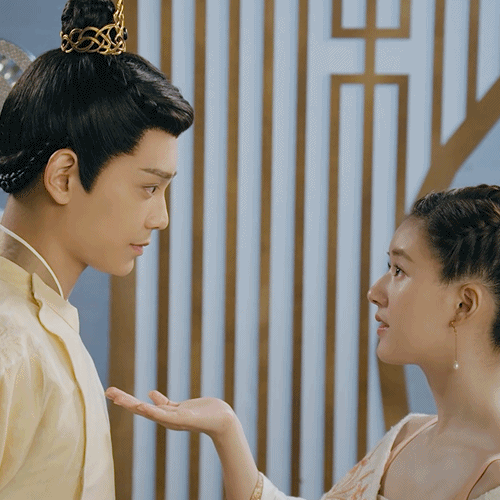 说到近期必追剧，《传闻中的陈芊芊》绝对是一匹超强黑马，上线仅17天就登上播放量TOP 5！故事讲述母胎SOLO编剧陈小千不小心卡进自己写的剧本里，穿越成活不过三集、被腹黑男主一杯毒酒送上西天的女配角「三公主陈芊芊」?。为了成功回到现代，她决定曲线救国先和韩烁结为夫妻，再靠自己的编剧实力避过种种险境活到大结局～脑洞大开的新颖剧情、CP感满满的男女主角各种甜，让人一边笑出腹肌一边感受甜甜蜜蜜心脏暴击！❤️