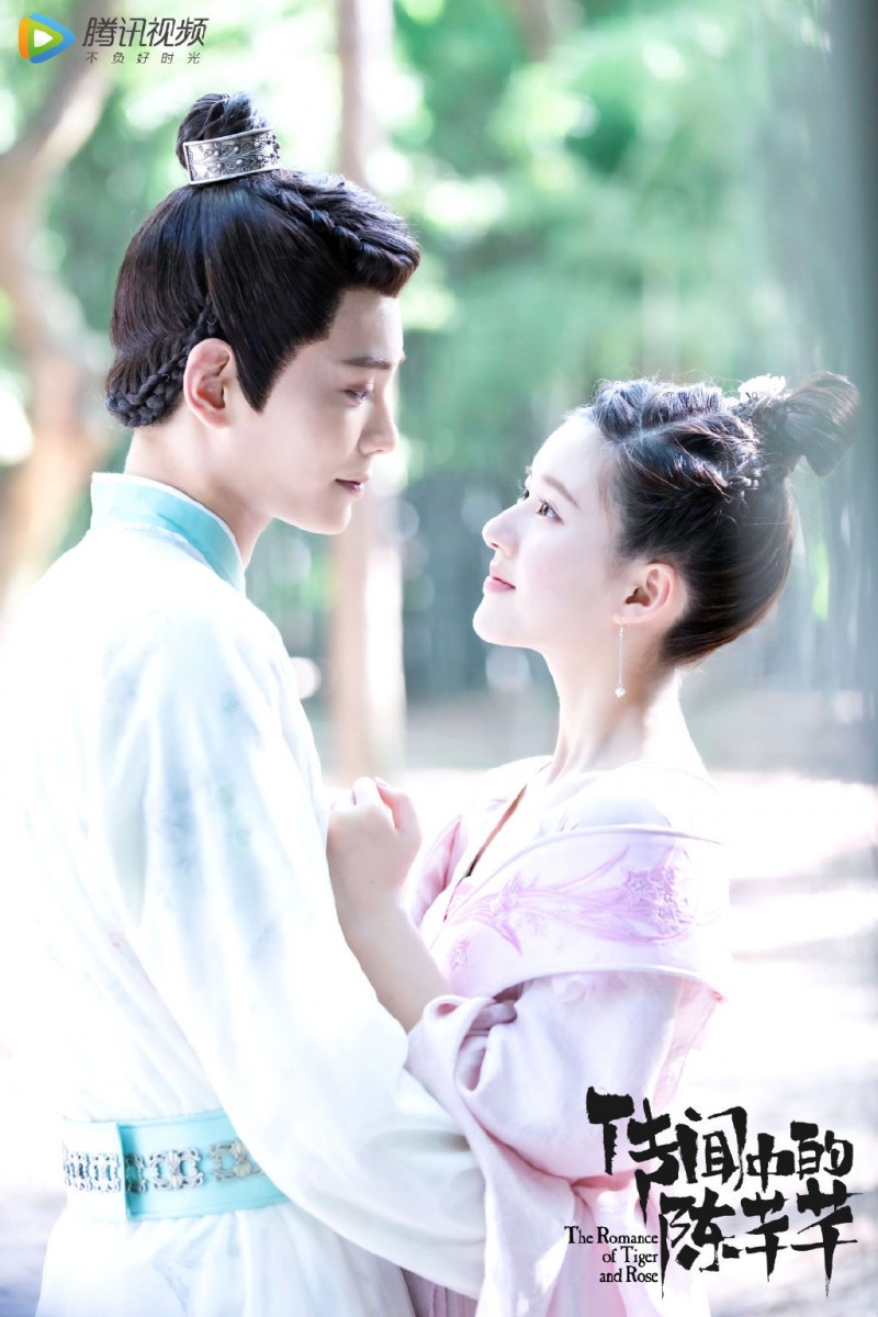 之前播出的大结局中,有者觉得回到现代世界后的韩演员说自己做了一场很长的梦、有了不属于自己的记忆,因此解读他并非韩烁本人、并非那个深爱着陈芊芊的恋爱脑男主~ 番外篇中弥补的这个遗憾,明显恋爱脑人设的韩烁少城主,正是韩演员穿越后「本色演绎」的,因此韩烁才会有别于原本陈小千笔下的的腹黑人设。