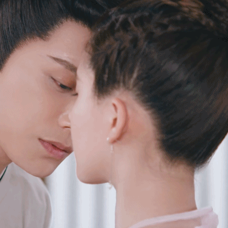 额头吻同样高甜到姨母笑!韩少君故意凑近芊芊作势要亲她,让芊芊害羞的不禁闭上眼睛~之后他「诡计得逞」甜笑一下仅亲了亲她的额头~