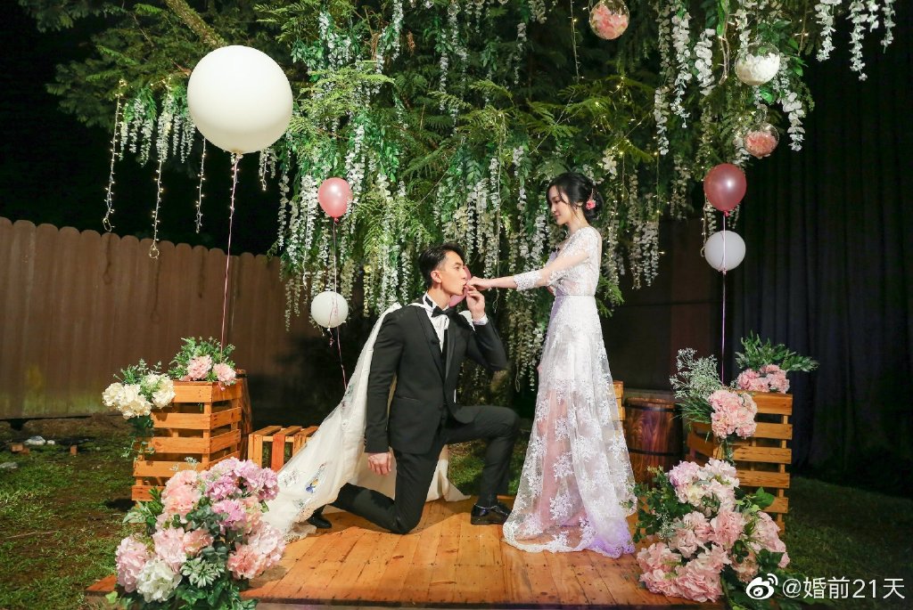 ✨往后余生白首相携,我愿下辈子你依旧是唯一 婚礼之后吴尊在微博上发布了一篇长文,甜蜜寄语林丽吟道: 「一生中可以遇到一位会努力去珍惜彼此的另一半不容易;一起经过太多的起起落落、一起成长的过程,是我最享受和珍惜的...很感恩让我找到了可以去陪伴相守一生的她,也让我对生活对未来充满了期待 ? 我们从相遇到现在…偶尔会聊到这辈子的结束。聊起时都会很难过,但也让我们更加的珍惜当下! 这次在婚礼的求婚,是我对丽吟下辈子的约定...希望老天爷能够保佑,我们下辈子还是一家人。」 今生约定要相携相伴将此刻的幸福无限延续,我为我的下辈子先向你求婚。