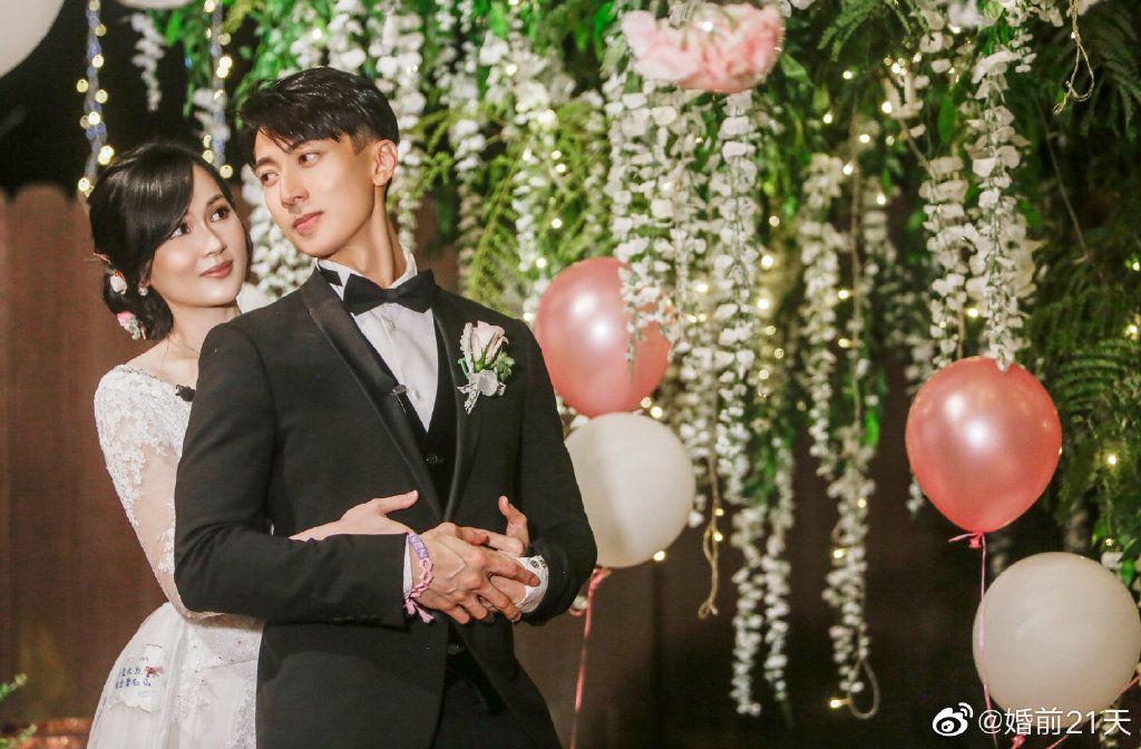 日前吴尊林丽吟在真人秀《婚前21天》中终于弥补了当年的遗憾，举行了俩人和亲朋好友与粉丝们翘首以盼的浪漫婚礼！俩人是彼此的初恋，相携相伴至今已是第24个年头，并且在婚礼上相约下辈子还要继续成为彼此的唯一...从一而终的爱让人动容！