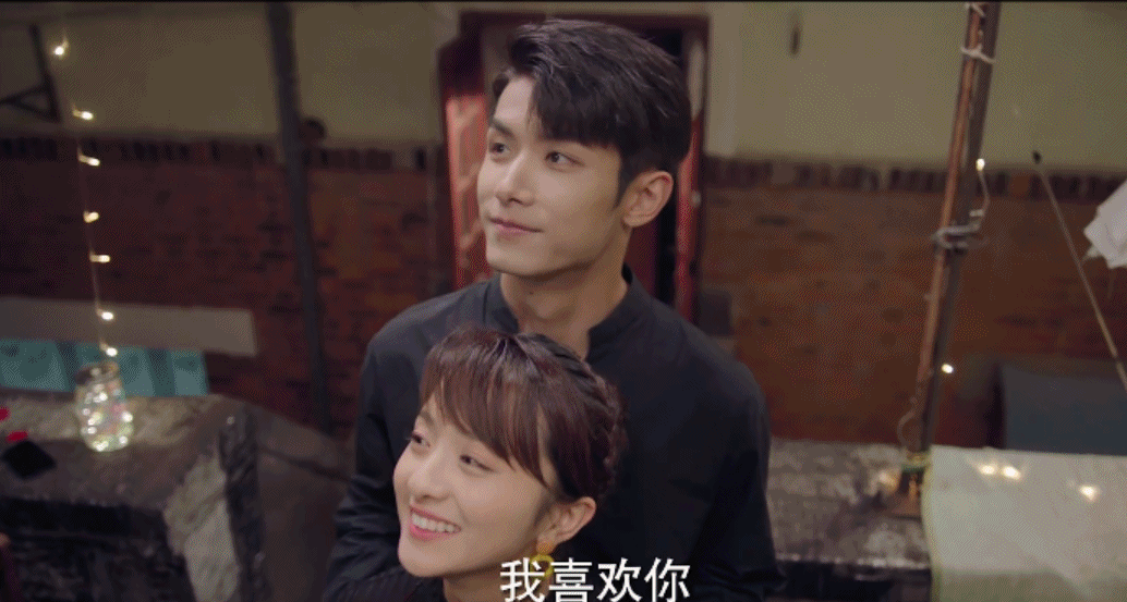 出于愧疚、怜悯，他决心一直守护在孟茴身边。此后孟茴依次打开「应激障碍开关」精分成沈亿女朋友、LS集团总裁、沈亿妹妹、和沈亿结婚十年的妻子等等，他都不离不弃陪在身边尽力配合，抠门如他却愿意为了眼前这个女孩付出一切～化妆掩饰伤痕、爱治愈伤痕，俩人一步步用爱将彼此背负着的伤痛治愈。这样的设定是不是撩爆少女心、超上头呢？（笑）