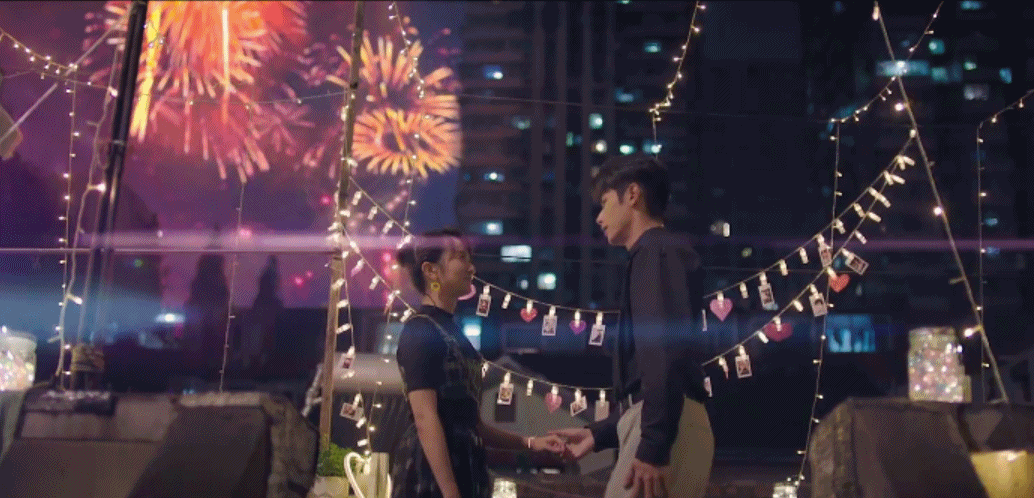 出于愧疚、怜悯，他决心一直守护在孟茴身边。此后孟茴依次打开「应激障碍开关」精分成沈亿女朋友、LS集团总裁、沈亿妹妹、和沈亿结婚十年的妻子等等，他都不离不弃陪在身边尽力配合，抠门如他却愿意为了眼前这个女孩付出一切～化妆掩饰伤痕、爱治愈伤痕，俩人一步步用爱将彼此背负着的伤痛治愈。这样的设定是不是撩爆少女心、超上头呢？（笑）