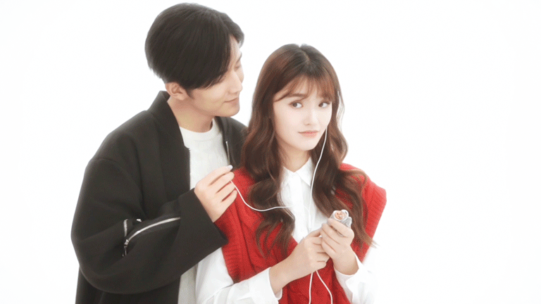 张新成 |《蜗牛与黄鹂鸟》、《以家人之名》、《回廊亭》 日前张新成和林允领衔主演的《蜗牛与黄鹂鸟》确定定档日期，将在6.17日起甜蜜首播！而另一部刚刚拍摄杀青的《回廊亭》则会是张新成出道以来影视剧作品上的一大突破；该部悬疑推理网剧根据东野圭吾的推理小说《回廊亭杀人事件》，新公布的黑白角色海报亦充满神秘感！