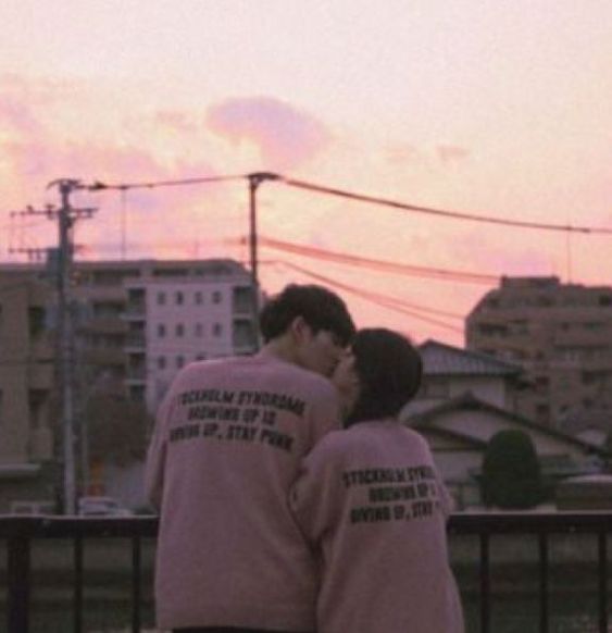 1、「我把我整个灵魂都给你,连同它的怪癖、耍小脾气、忽明忽暗,一千八百种坏毛病;它真讨厌,只有一点好,爱你。- 王小波」 出自书籍《爱你如同爱生命》的这段话,正如其书名表达的一样~比精简的「我爱你」三个字来得更让人动容 ? 延伸阅读:张若昀写给唐艺昕的8段高甜情话:懂她比陪她浪漫更重要