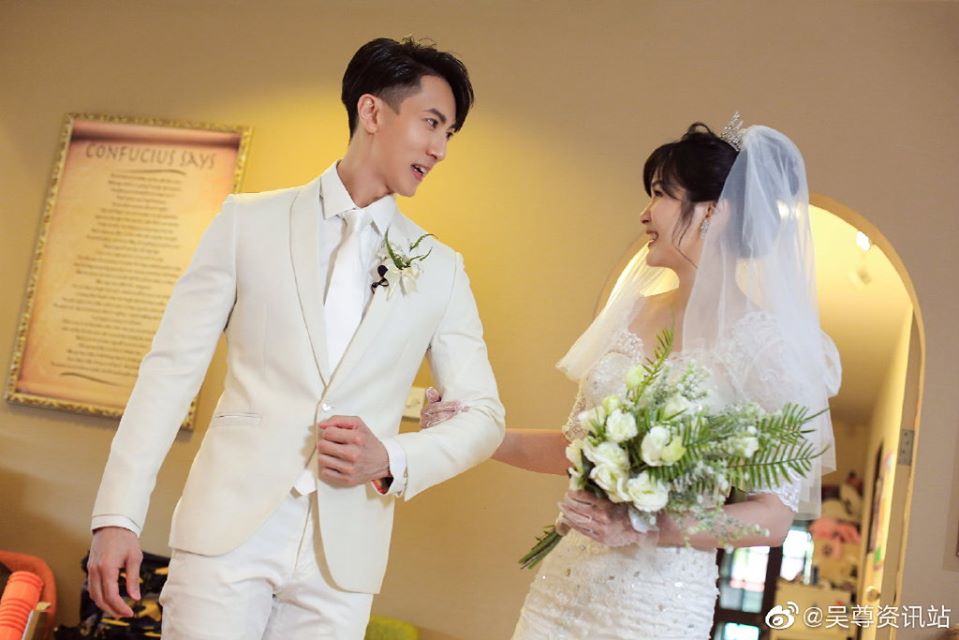 《婚前21天》中「初恋夫妇」吴尊和林丽吟终于迎来了翘首以盼的浪漫婚礼,衷于爱情的二人终于圆满!