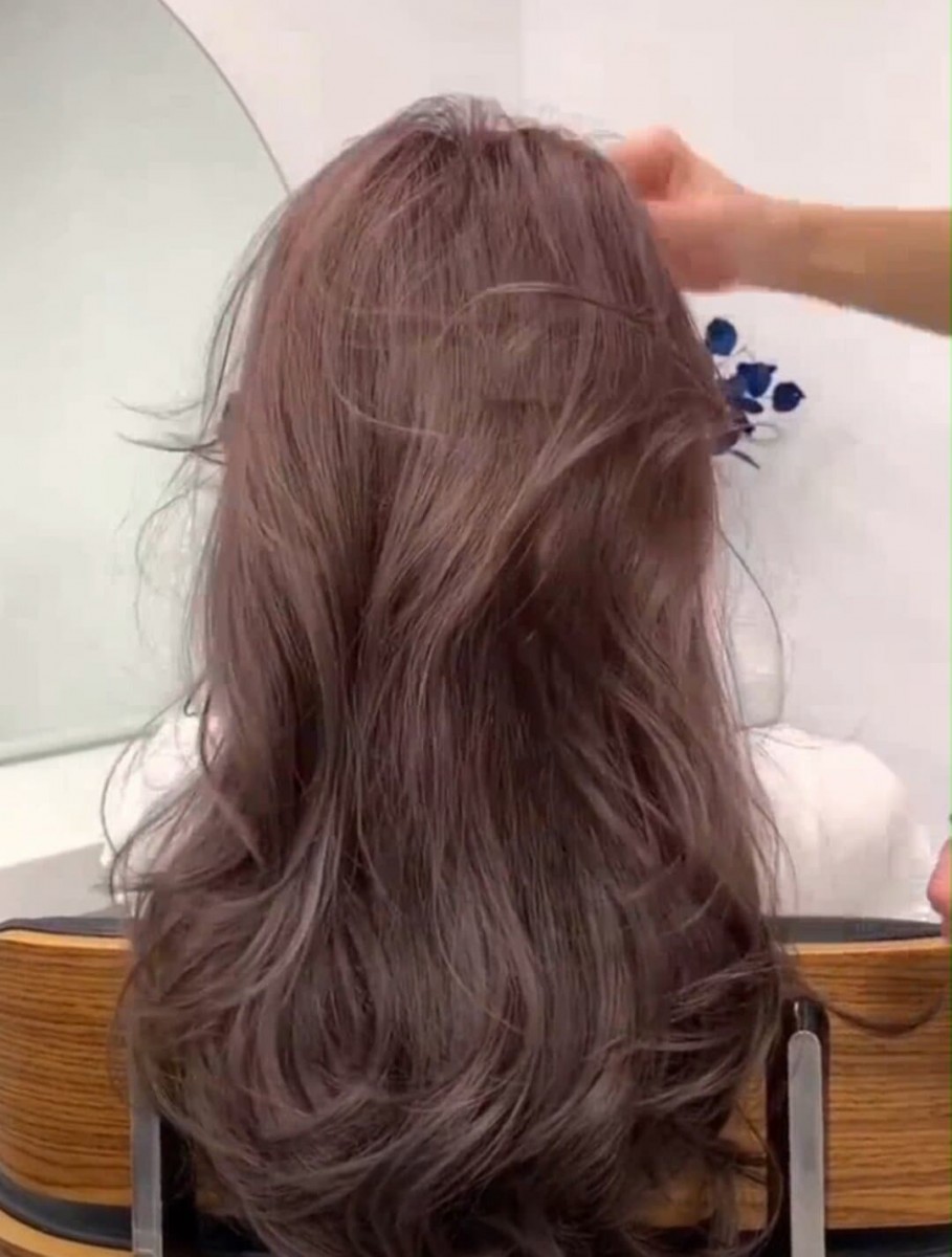 「2020最火显白发色」烟熏灰粉棕色:带烟熏粉色调的一款棕调发色,不容易撞色、特别有气质的一款~