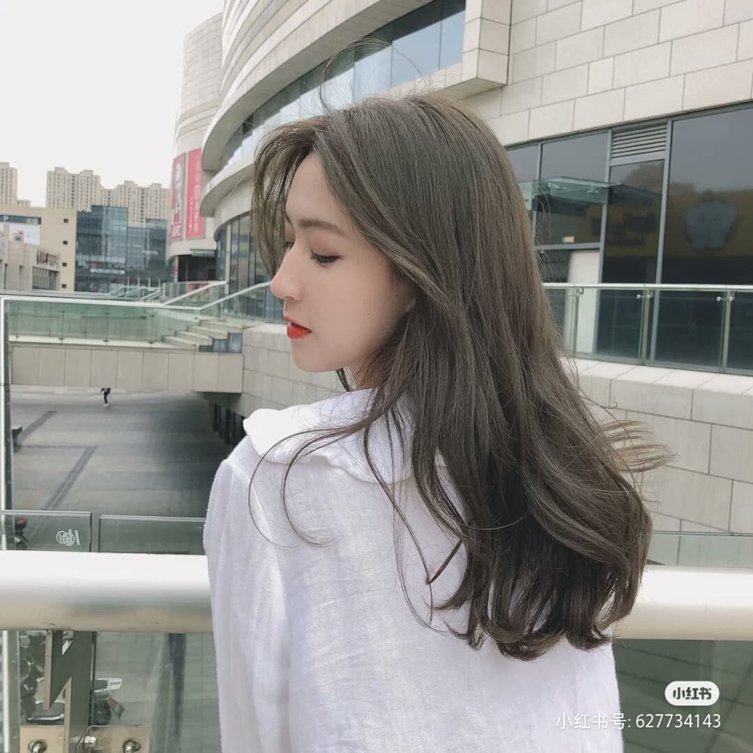 「2020最火显白发色」冷棕闷青色:青木亚麻系的冷调闷青色绝对是今年大势发色之一!室内灯光下呈冷棕色,阳光底下看泛一点点的亚麻绿,十分显白+百搭。