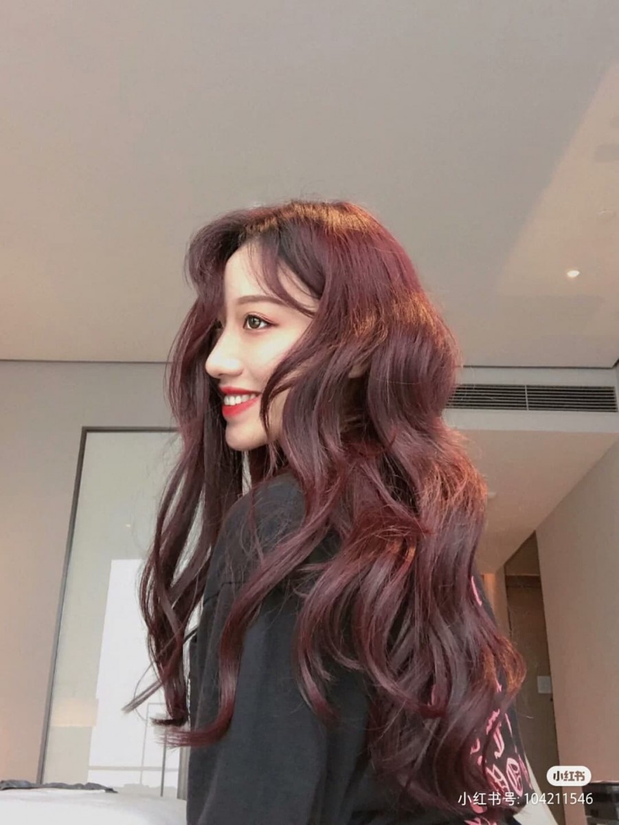 「2020最火显白发色」棕红色:鲜明的红调但日常百搭,想要尝试红色系发色的集美们一定要PICK它~
