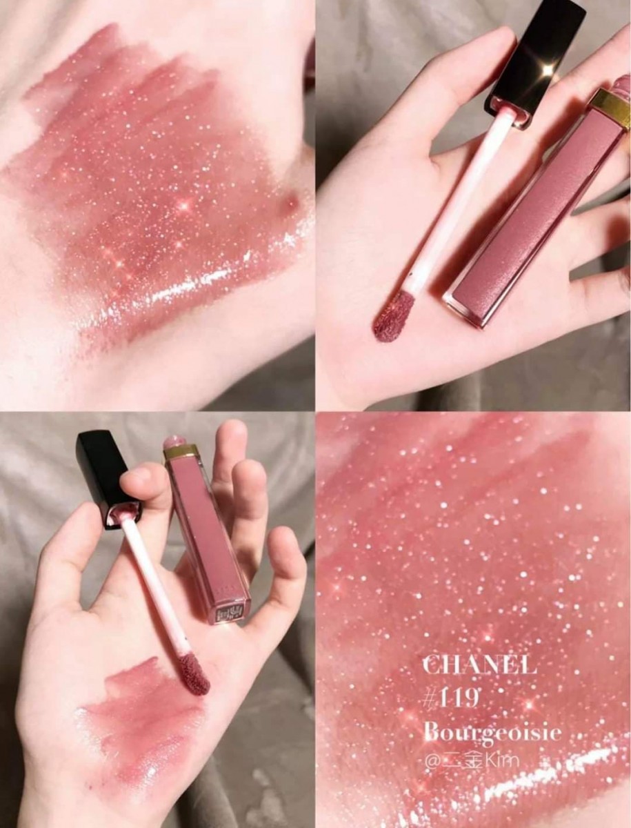CHANEL Rouge Coco Gloss #119 Bourgeoisie 烟熏玫瑰香槟 着色度和覆盖度偏低，因此十分适合叠擦！介于烟熏紫调和温柔樱花粉调的底色，其中带有银色细闪，根本是「仙女色」本色啊～～