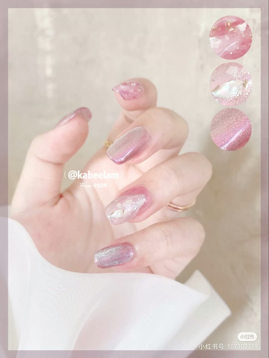 ✨冰透梅紫水晶美甲 透透的梅紫色打底,加上晶石猫眼宛若一碗冰凉凉葡萄冰沙,仙气MAX!