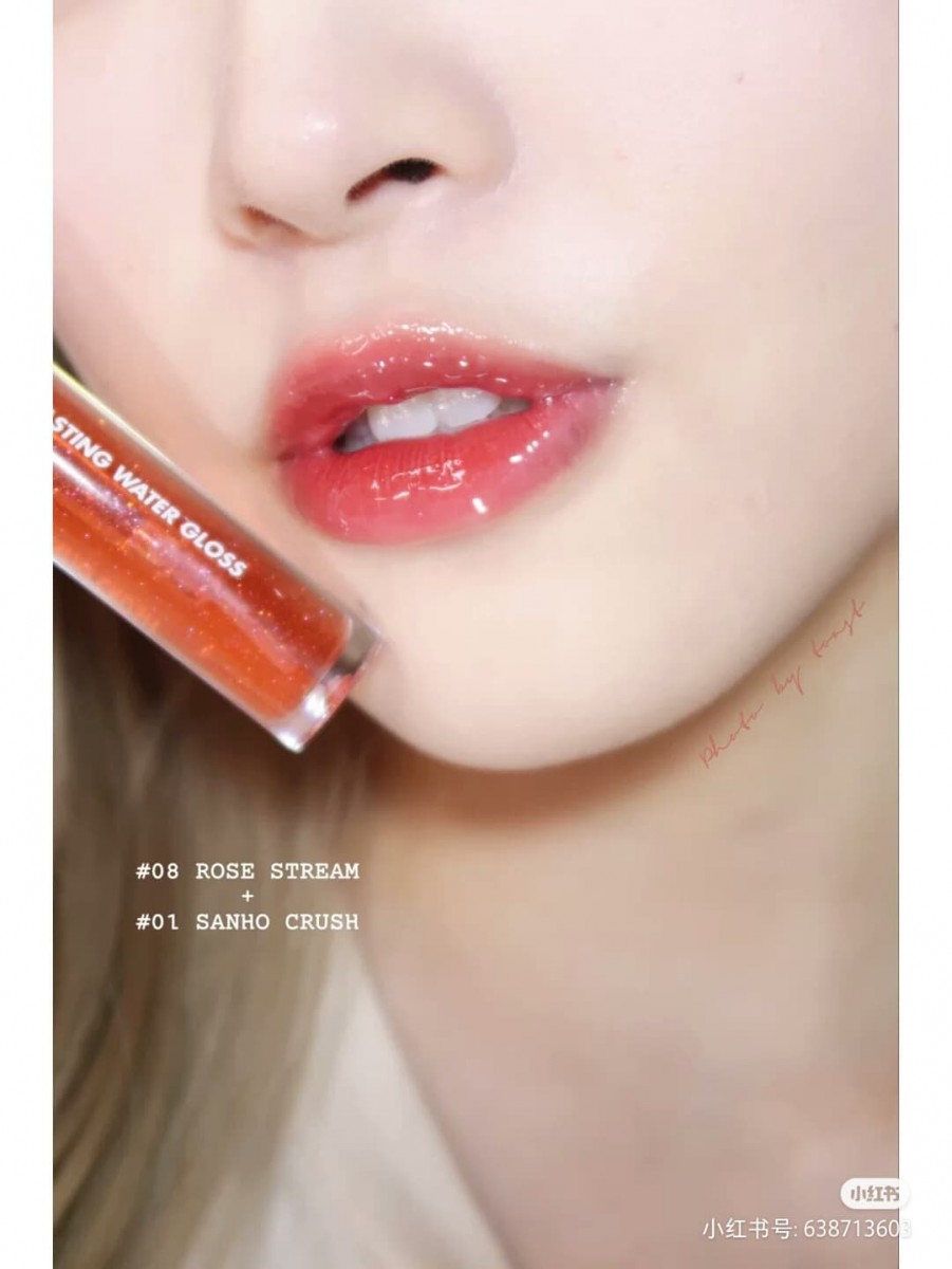 ROM&ND Glasting Water Gloss #01 Sanho Crush 暖光星碎唇蜜 淡淡橘色底色的唇蜜中添加了暖光细闪，叠涂在任何一款唇色上都美绝啦！?