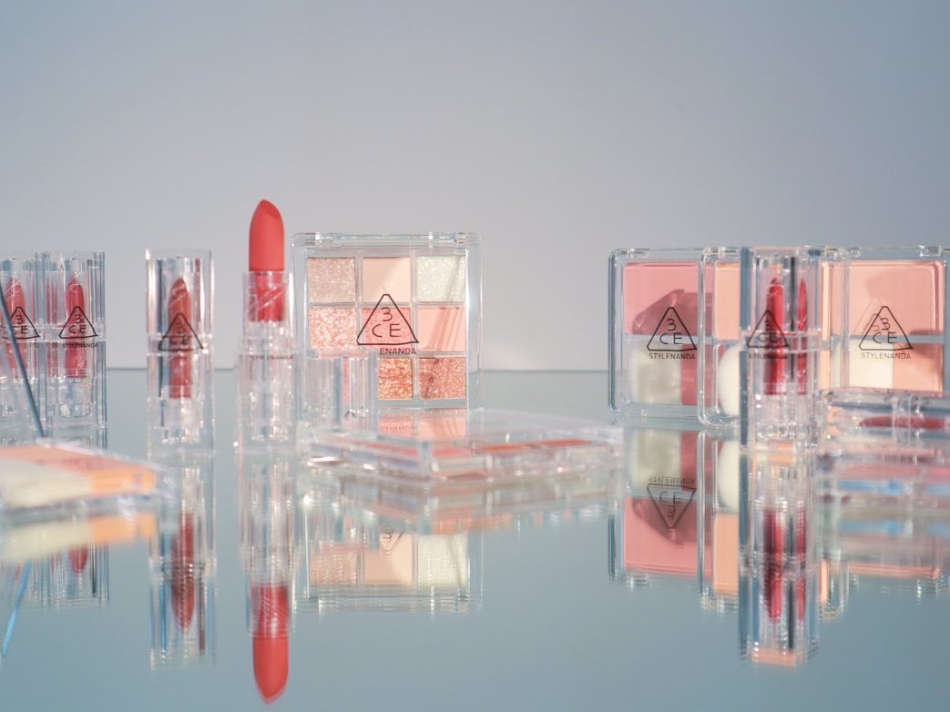 该系列将品牌旗下热销款「9宫格眼影盘」、以及腮红和唇膏,换上水灵灵冰透感透明包装;一整个仙气满满即视感有木有!