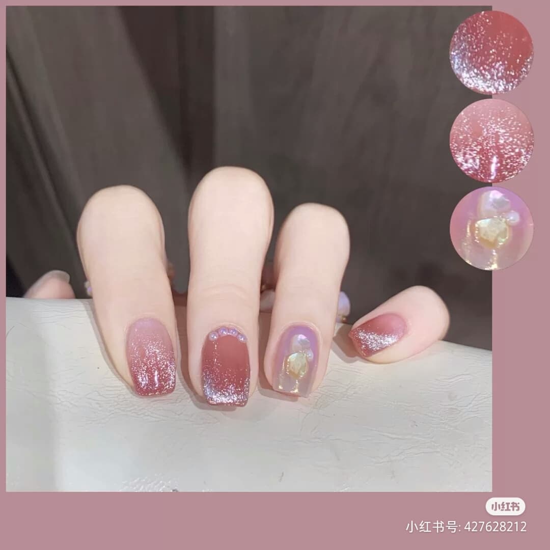 ✨白桃果冻粉色美甲 水蜜桃粉色系叠加上晶石猫眼、贝壳粒、小珍珠元素,不同光线下呈现的亮泽感别具美感!