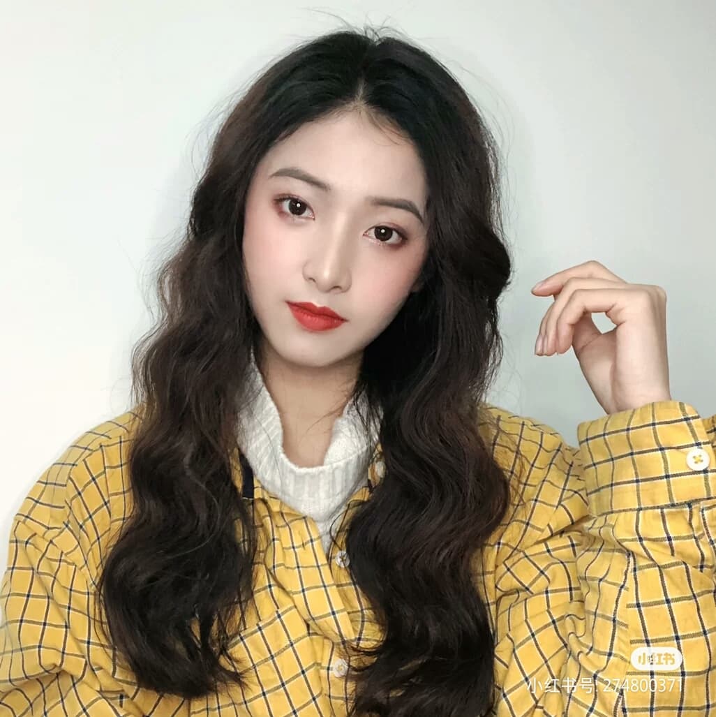 最后再用吹风筒吹一吹头顶营造蓬松感~超好看的大卷发完成!