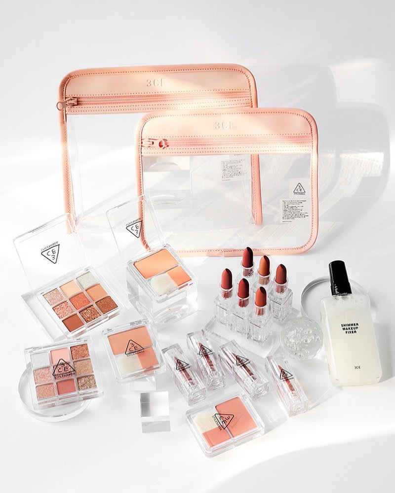 日前和大家预告过的3CE最新Clear Layer透明美妆系列终于正式推出!不得不说这次的透明感极简风设计真的太强、太唯美!冰透感超级仙气~下面带大家一起来看看Clear Layer全系列彩妆和口红试色,小心钱包会被她们家偷走哟(笑):