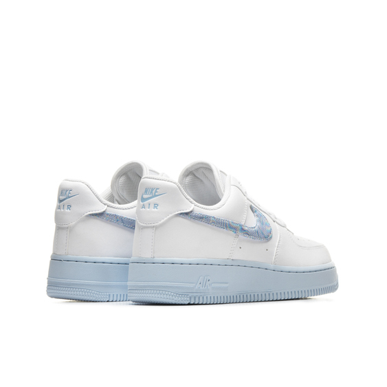 清浅柔和的清新「白X浅蓝」色泽清新范儿十足!鞋身以永不退烧的白色为主色调,中底、鞋舌和鞋跟处的品牌标志采用了超嫩的宝宝云朵蓝配色~