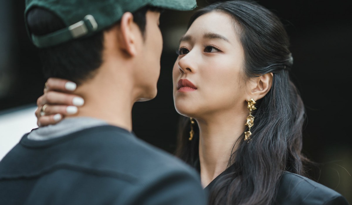 拒绝爱和不懂爱的两位主人公相遇后逐渐走近彼此的人生、治愈彼此的伤痕。恶魔女主会如何被暖化、天使男主又会如何学习直面心中的伤痕?推荐大家一起入坑追看这部《虽然是神经病但没关系》,感受金秀贤和徐睿知之间的超强Chemistry!?