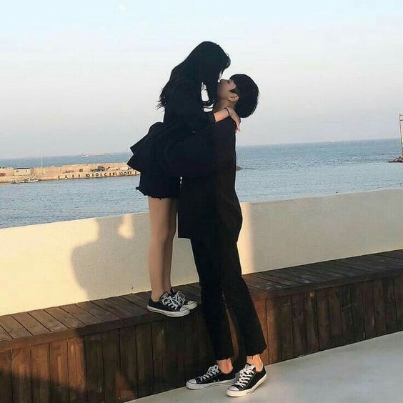 3、「只要有我在,你可以不用长大。」 我愿意为你保驾护航、遮风挡雨,宠你一生;在我身边你可以不成熟、你可以耍赖皮,一直当个无忧无虑小孩,只管开心生活。 延伸阅读:杜江霍思燕的爱情教会女生的事:余生,找个让你不用再假装坚强的人。