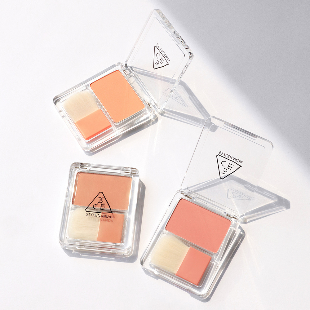 ✨3CE Blush Blusher 3CE最新Clear Layer透明美妆系列中共推出了备有3款色号的腮红颊彩盘;小巧的体积还配有腮红刷,超级方便携带!