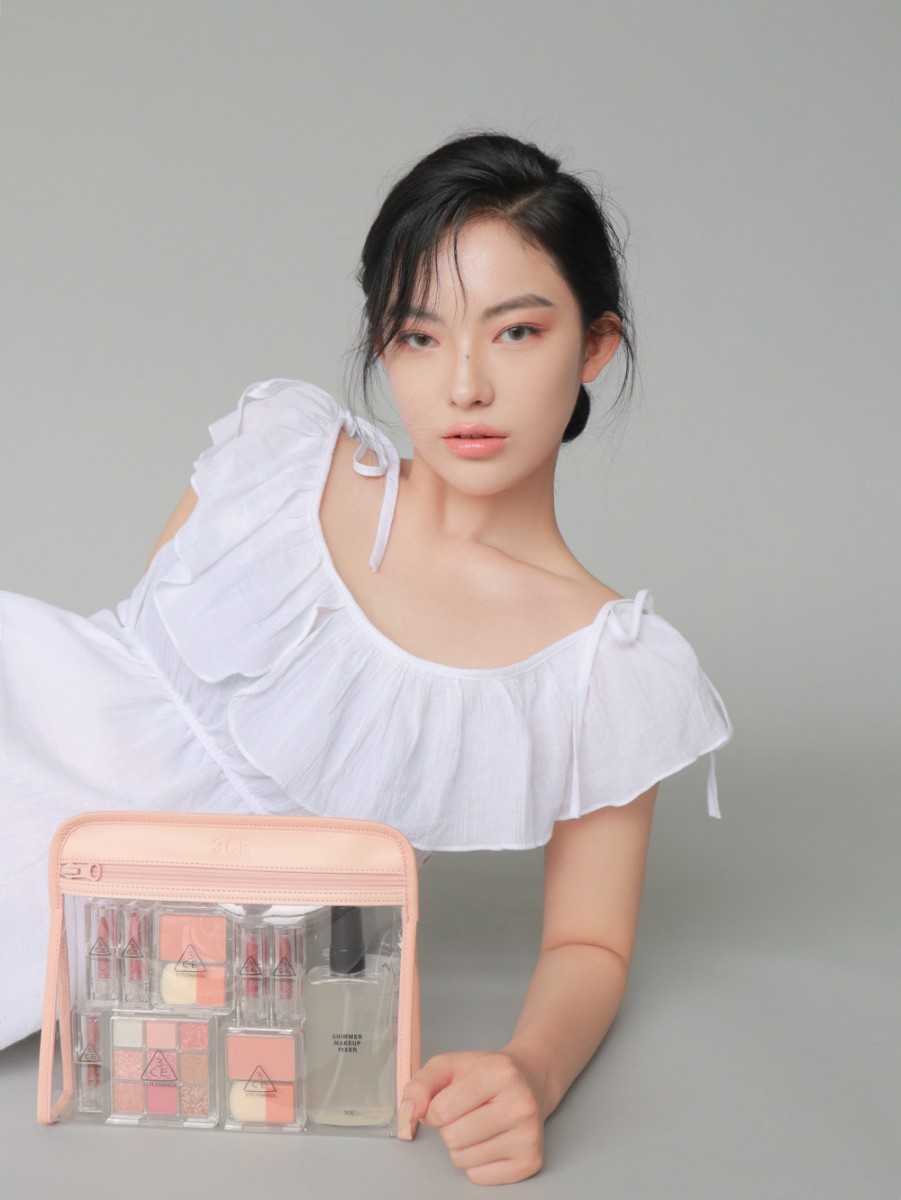 此外本次3CE Clear Layer系列还有推出彩妆品收纳袋Makeup Pouch,同样是透明感的设计呼应主题~