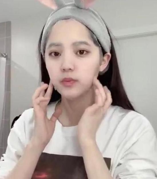 ❌ 敷到面膜全干才拿走 敷到面膜全干了就代表肌肤完整吸收了所有面膜精华?No No~敷面膜的最佳时长应该在10-15分钟(或可参考面膜包装上的建议时间)。肌肤就像我们人在喝水一样,是会喝饱的;一般在10-15分钟内其实肌肤已经喝饱了养分,多余的养分就不会继续被吸收。若继续敷下去,面膜膜布就会反向倒吸走肌肤里的水分,导致皮肤变干!