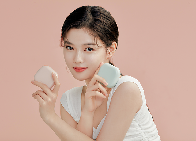 大家印象中的「气垫粉饼Cushion」,相信都是统一的经典圆型外壳对吧?? 而Laneige近期推出的最新Neo系列气垫粉饼,正因为颠覆了一贯气垫粉饼的外形设计,掀起韩妞和美妆控们疯狂热议!