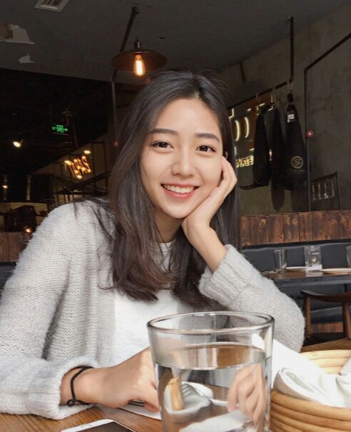 生活中我们不难发现身边总有这样的女孩:她们不是班级里或工作环境中最会打扮的、也不是倾国倾城的女神类型,但总是能收获好人缘,无论男生女生都不自觉喜欢接近她们及和她们相处~