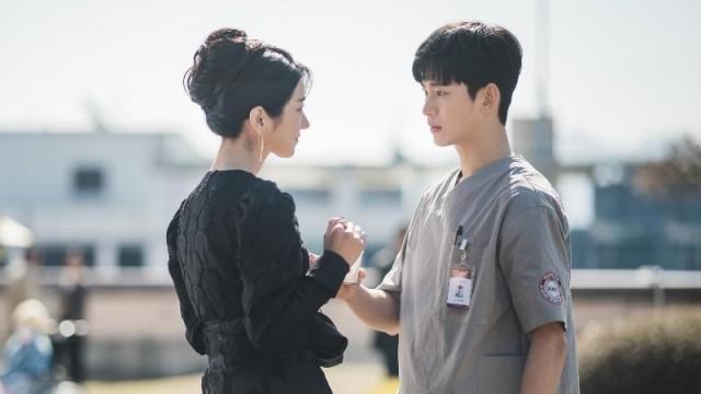 故事讲述精神病院护工「康泰」自小父母双亡,独自照顾患有自闭症的哥哥,因艰难的人生负重始终拒绝爱情。女主角「文英」自小遭受原生家庭伤害,让她成长为有反社会人格的「美魔女」,长大后透过暗黑公主系列故事成为了知名作家。