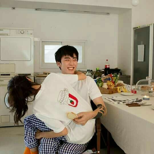 「我这辈子的目标有两个:小目标是『世界和平』,大目标是『让你开心』;我这辈子还有两个心愿:『你在身边』、『在你身边』。」 在人间所有美好的存在里,心底的温柔和目光所至,皆是你。