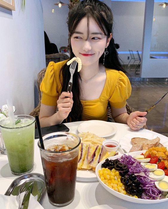 ✨ 单靠「放弃美食」这种极端的断食法,只能短暂性地显现效果,而且这样减重也会因为营养摄取不足气色不佳。想要效果长期见效,不如遵从以下的「进食法则」: (一)睡前3小时不进食,晚饭也尽量早点吃~建议3餐在8小时内吃完:例如,早餐9点吃,晚餐尽量在5点钟左右吃为最佳。这样的「8小时饮食法」(又称 间歇性断食法)连可爱人妻杨丞琳也极力推荐哟! (二)晚饭碳水化合物尽量少吃或不吃;但不能全天都不吃哟~因为人体所需的三大营养之一包含碳水化合物。建议早餐多吃以确保补充能量。