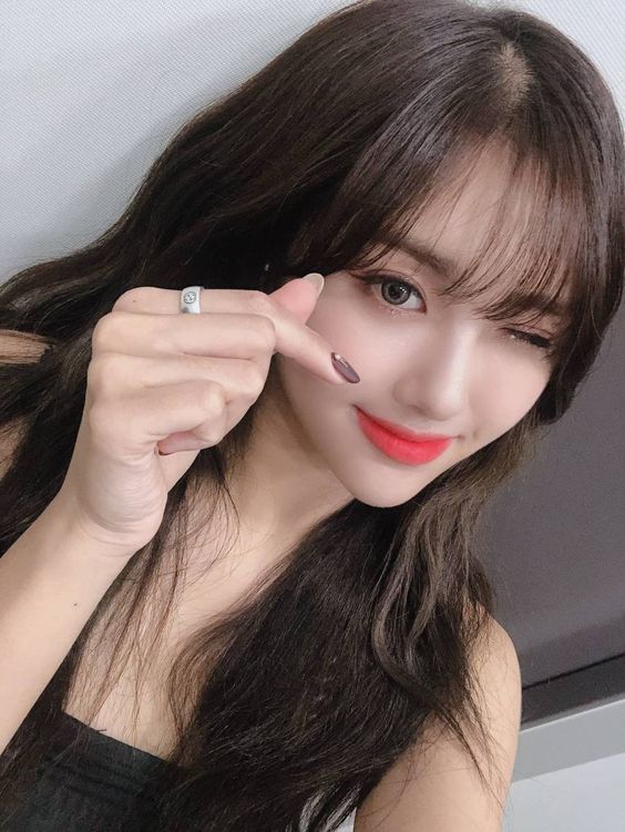 「DIY天然去角质霜」准备材料：小苏打粉 2大勺、黑糖 2大勺、柠檬汁 2大勺。 将它们搅匀后，就能敷在鼻头上喽～也可以涂抹想要进行去角质的位置。敷10分钟后，沾水轻轻揉搓洗掉脸上的DIY去角质霜～这时会看到毛孔都被清洁得干净溜溜！ 之后擦、擦上平日在使用的Toner、精华、保湿等产品，进行补充水分和镇定肌肤管理，就完成啦！