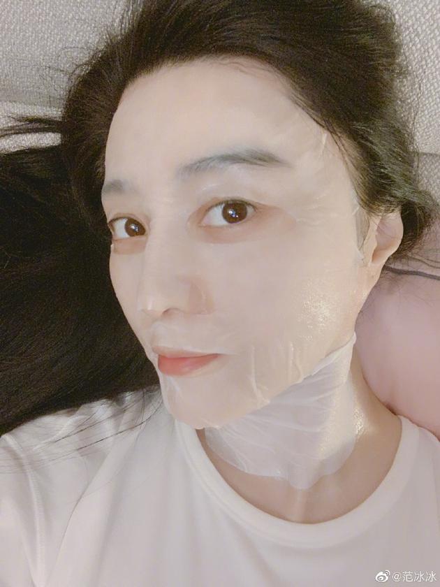 ❌ 面膜放到冰箱里冷藏 相信很多女生和C编一样都会把面膜放到冰箱里,除了想要起到保存作用,也很喜欢从冰箱里拿出面膜敷在脸上的冰凉凉感觉~但其实一般保存面膜的最佳温度是15度,或放在阴凉干燥的地方保存即可~放到冰箱里温度太低,面膜成分反而会被「封印」不能完全发挥原本的功效哟~