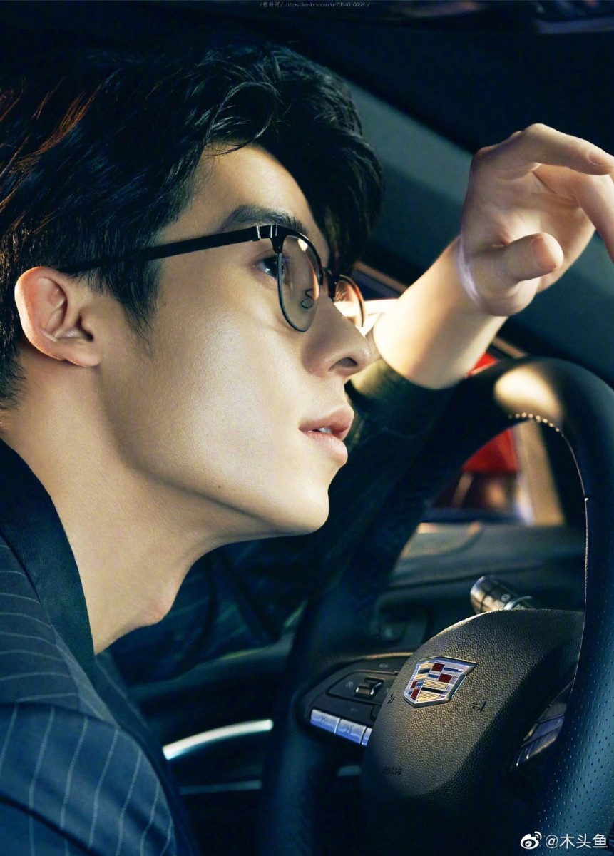 超夯台剧《想见你》让更多人认识了「国民男友」许光汉，不仅火遍华人地区，连韩妞们也为他沦陷！? 日前他拍摄广告时的眼镜造型曝光后迅速登上微博热搜榜，此前在《想见你》中的眼镜LOOK亦再被翻出热议，获网民大赞：完美驾驭斯文雅痞眼镜杀造型～❤️
