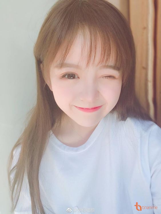 ❌ 每天敷面膜 面膜的确是女生们不可或缺的保养好物,但它并不是和每天敷!每天敷面膜给肌肤注入大量的滋养,越来越水润到一个极限时,皮肤的透气性会削弱。长期下来肌肤本身没有了自己生成的抵抗力,无法自然调节状态适应环境、空气的变化,很容易面临「烂脸危机」!建议最多一周敷三次面膜即可~