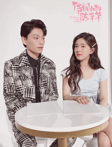 韩烁:「大婚当夜你主动亲我,就只是为了尝毒吗?多少...应该和我的美色有些关系吧?」 小千:「你要这么理解也行」 韩烁:「茶楼听书、黄豆糕一吻,本是我无意之举。三公主当时没有察觉,事后总该动心了吧?」 小千:「事后...那肯定...」 韩烁:「用老鼠惩戒林七,三公主对我投怀送抱、扑了个满怀...是不是本能觉得,我可以庇护你,还故意...留下印子」 小千:「对对,因为我信任你、你给了我安全感~」 韩烁:「说起来,我和韩烁也有所不同。我心心念念...只想煮饭」