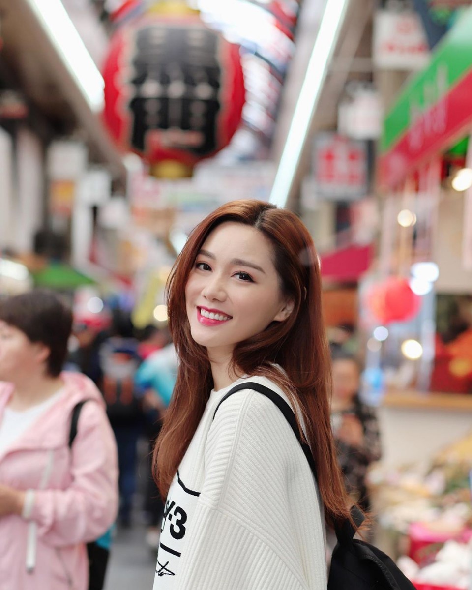 所以她并没有选择严格控管自己的每日饮食、没有制定瘦身餐单,也不强迫自己吃和不吃些什么~她透过BMI计算出自己每天需摄取的卡路里数字,确保自己每天的摄取足量即可,至于吃什么就没有太多限制。靓汤也提醒大家,不要为了快速瘦下来而摄取过少卡路里,否则之后随时恢复正常饮食便会体重反弹!