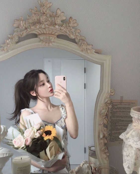 不久前和女生们分享过一则「用发圈和+Bobby Pin打造Hold住一整天的马尾」发型教程,大家都有认真笔记起来学习吗?? 今天再给大家送一波超实用马尾绑法,这次只需要用发圈就能完成喽!