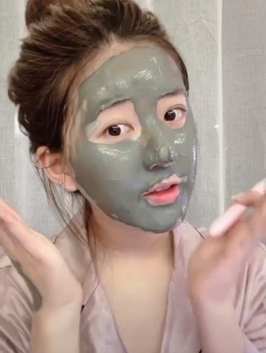 ✨清洁泥面膜的正确使用步骤： （一）首先洗净脸部；洗完热水澡后毛孔自然敞开的状态最适合使用清洁泥面膜进行「毛孔大扫除」，或者可以用热水打湿的热毛巾敷一下要进行深度清洁的肌肤位置扩张毛细孔。 （二）涂抹上脸的正确手势是：打圈涂抹，这样面膜才可以充分的渗透毛孔每一个缝隙。 （三）涂抹的位置：敏感肌女生或干皮女孩可以只着重在容易出油、积累黑头粉刺的T区；记得要避开眼周肌肤哟～混合肌或油肌女生可以涂抹全脸。